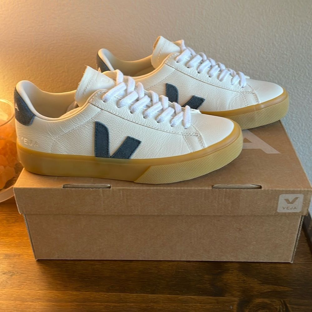 NWT Veja Campo sneakers US size 5